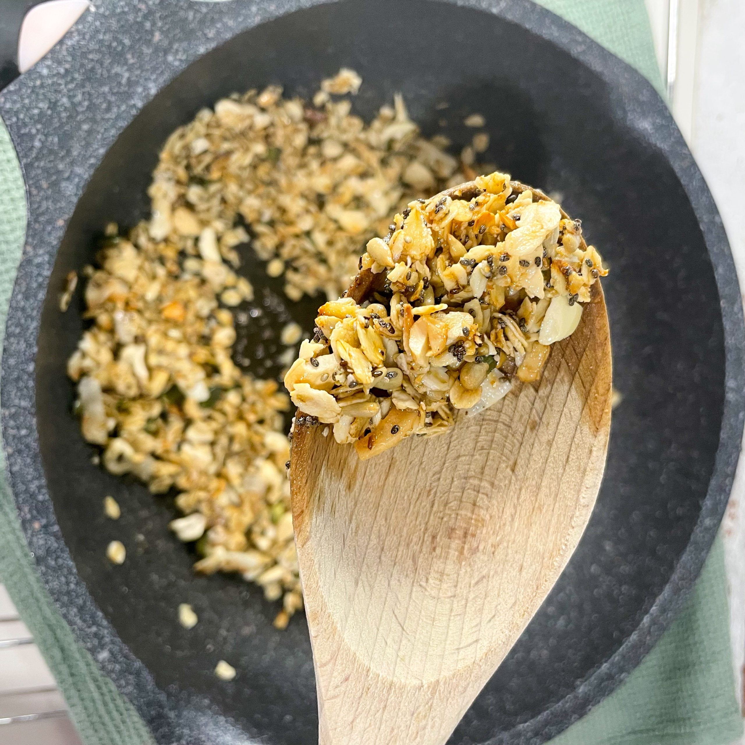 Schnelles Knusper Müsli / Granola mit Nüssen, Kernen, Kokosfett und Ahornsirup