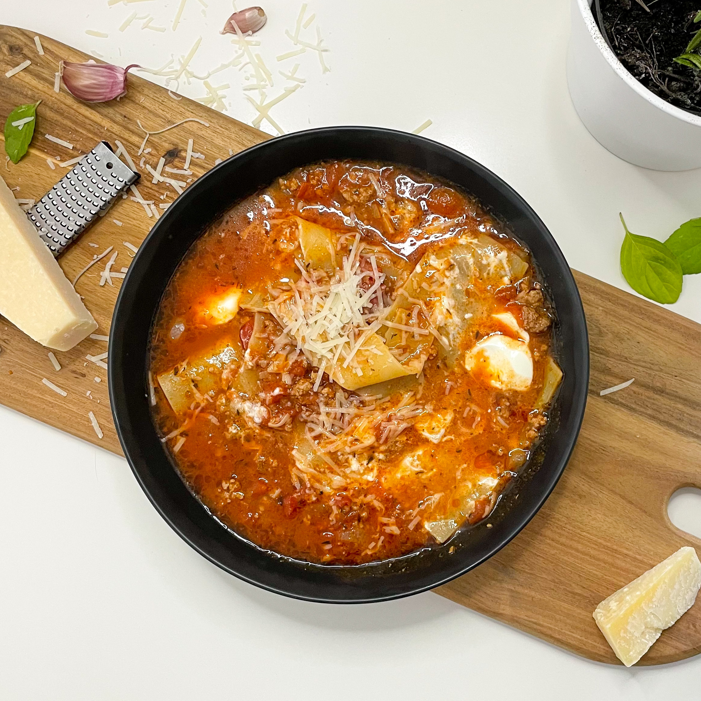 Lasagne Suppe mit Gehacktes, Tomaten, Kräutern, Lasagne Platten und Parmesan