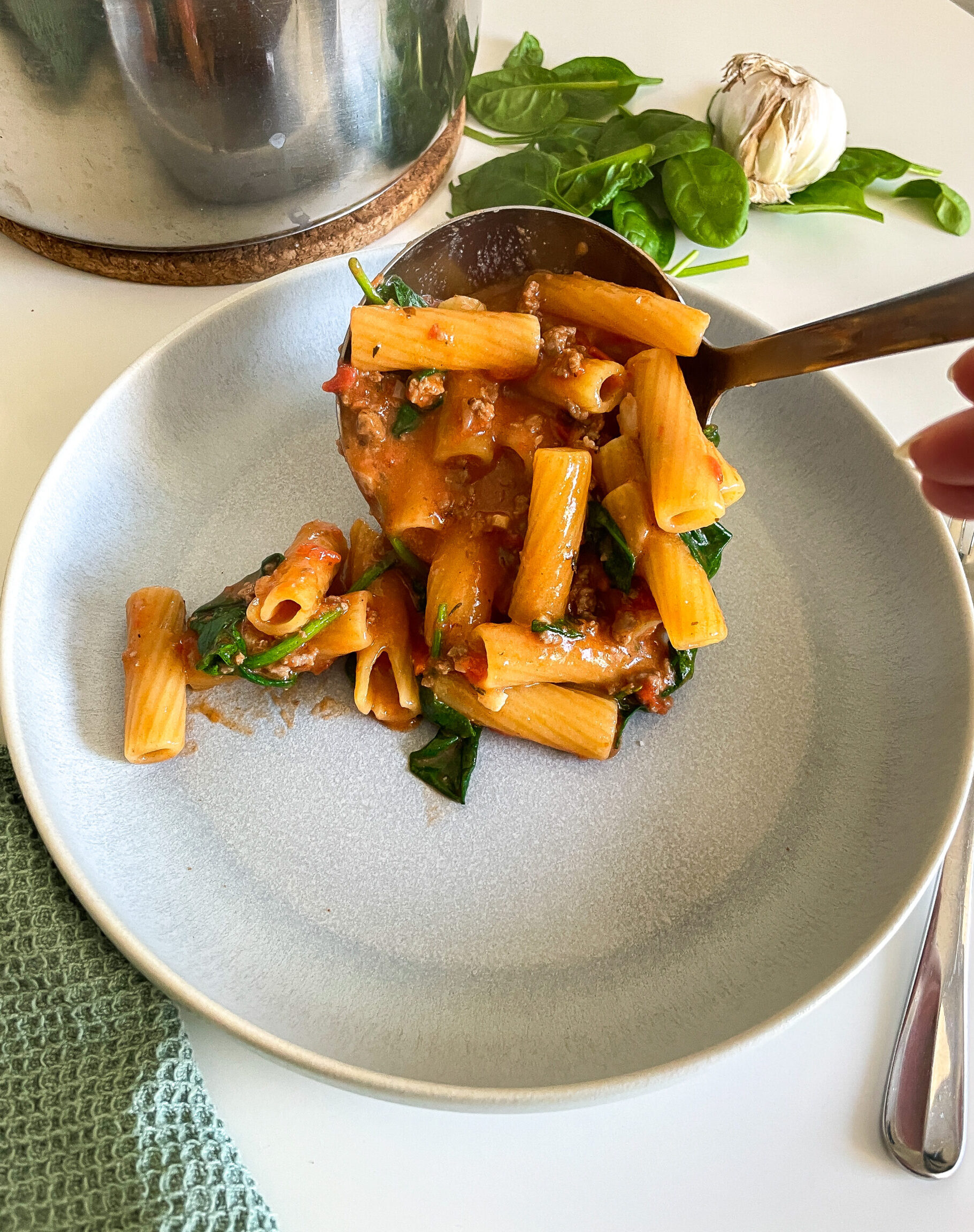 One Pot Pasta mit Hackfleisch und Spinat